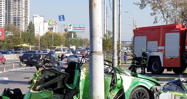 В Киеве пьяный водитель устроил ДТП: ему оторвало ногу, 2 девушки погибли