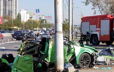В Киеве пьяный водитель устроил ДТП: ему оторвало ногу, 2 девушки погибли