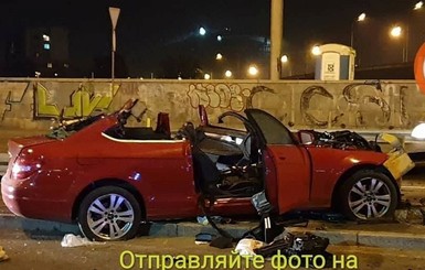 В Киеве авто влетело в отбойник, двое человек погибли