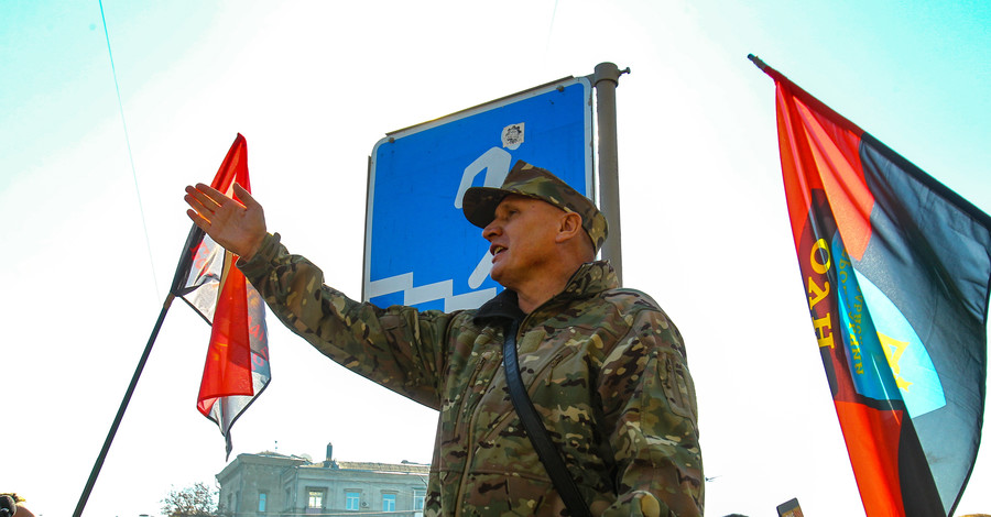 В Киеве активисты ОУН пытались снести памятник Ватутину 