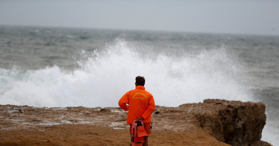 МИД предупредил украинцев о бушующем в Португалии урагане
