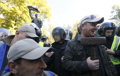 Аваков высмеял акцию по сносу памятника Ватутину в Киеве