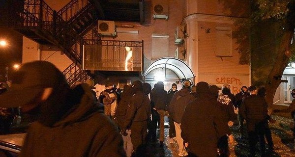 Националисты пришли громить офис Медведчука в Киеве