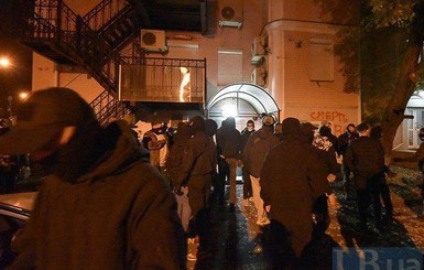 Националисты пришли громить офис Медведчука в Киеве