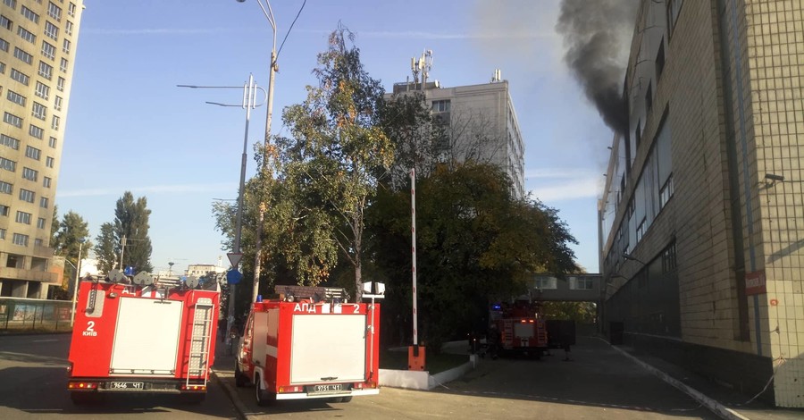 В Киеве потушили пожар в здании завода, где находится студия нового телеканала Мураева