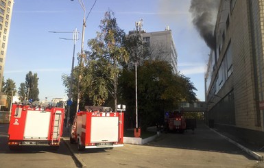 В Киеве потушили пожар в здании завода, где находится студия нового телеканала Мураева