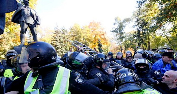 Марш УПА: От забросанного яйцами Ватутина до погрома офиса Медведчука