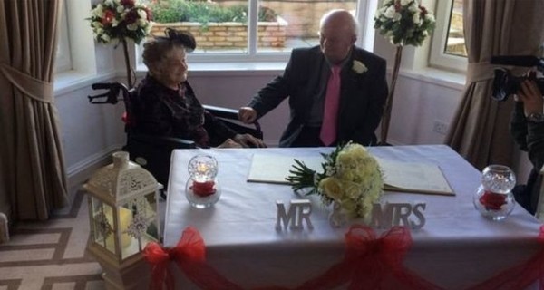 Любви все возрасты покорны: 100-летняя британка вышла замуж за 74-летнего возлюбленного
