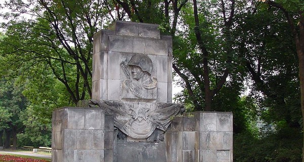 Декоммунизация по-польски – в Варшаве снесли последний памятник советским солдатам