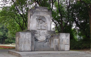 Декоммунизация по-польски – в Варшаве снесли последний памятник советским солдатам