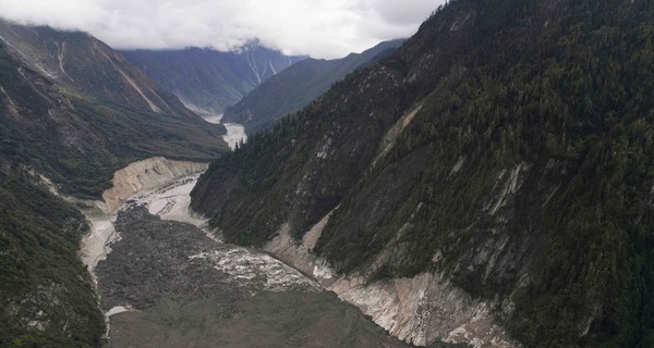 В Тибете масштабный оползень заблокировал главную реку[видео]