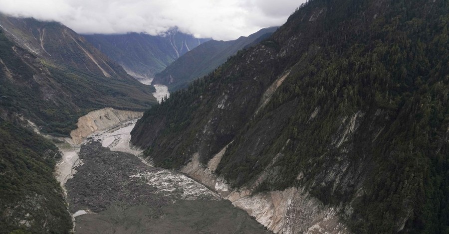 В Тибете масштабный оползень заблокировал главную реку[видео]