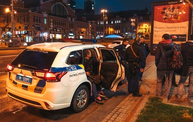 В Киеве парень избил людей, а потом попросил помощи у полиции