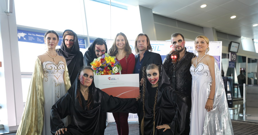Артисты рок-оперы остановили работу аэропорта