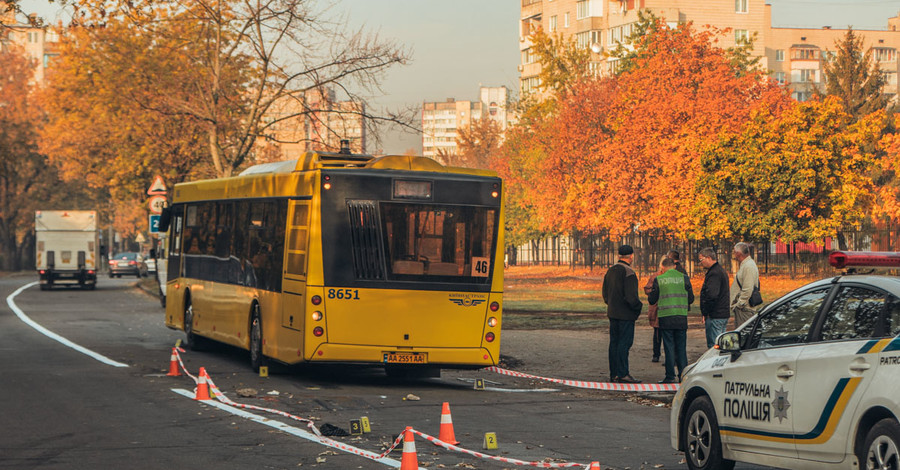 В Киеве автобус переехал мужчину, которого после драки бросили на дороге