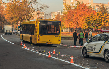 В Киеве автобус переехал мужчину, которого после драки бросили на дороге