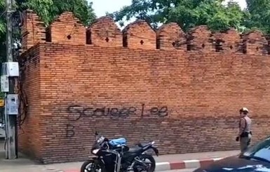 Двум туристам грозит десять лет тюрьмы за граффити в Таиланде