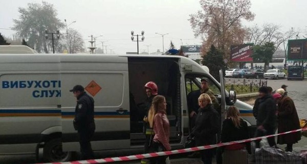 Из железнодорожного вокзала во Львове эвакуировали 800 человек