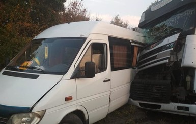 На Черкасчине столкнулись грузовик и микроавтобус с детьми: погибла школьница