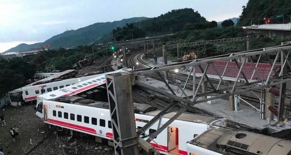В Тайване пассажирский поезд сошел с рельсов, погибли 17 человек