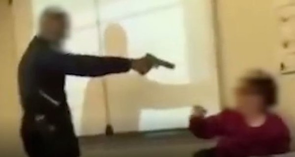 Видео, где школьник угрожает учителю пистолетом, стало вирусным