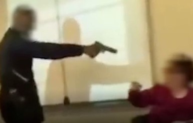 Видео, где школьник угрожает учителю пистолетом, стало вирусным