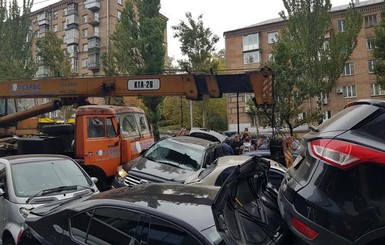 В Киеве автокран протаранил 18 автомобилей