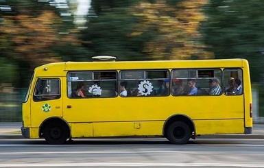В Киеве людей возили в зловонной задымленной маршрутке