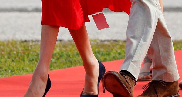 На алом платье Меган Маркл болтался ценник