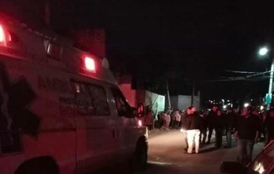 В Мексике автомобиль протаранил толпу людей, водителя убили на месте