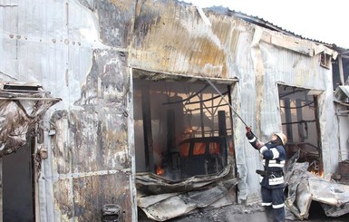 В Киеве на пожаре в СТО сгорели 7 машин