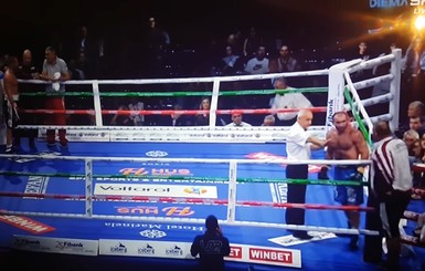 Грузинский боксер набросился в ринге на собственного тренера