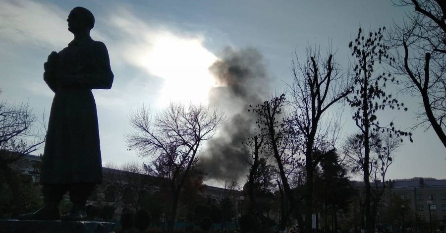 В Киеве горела пристройка у здания посольства Нидерландов