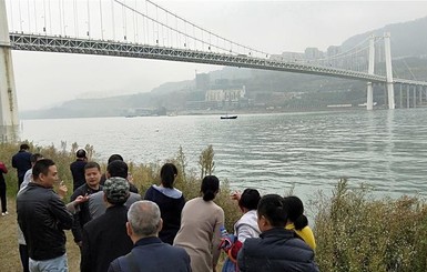 В Китае пассажирский автобус рухнул с 60-метрового моста