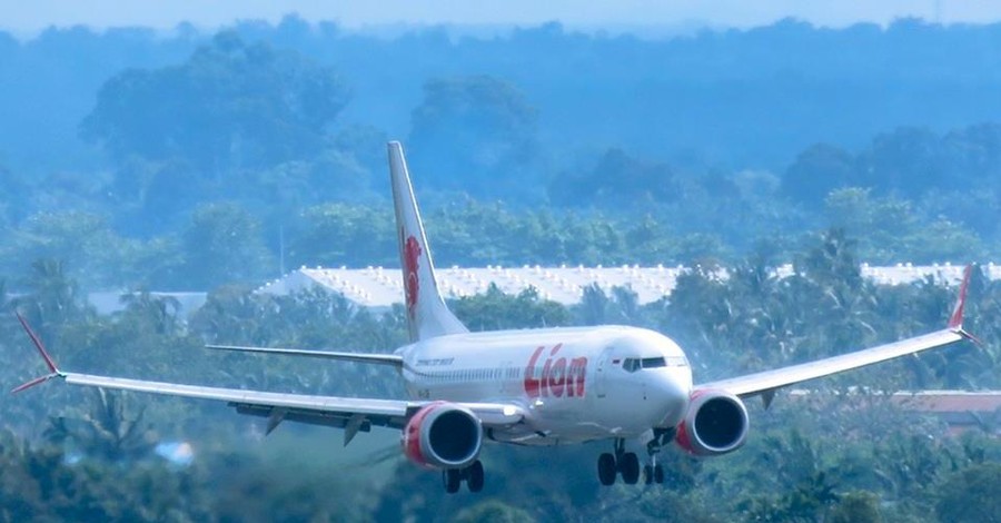 В Индонезии разбился самолет со 190 людьми на борту