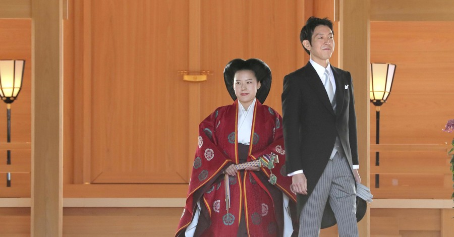 Японская принцесса отреклась от титула и вышла замуж за простолюдина