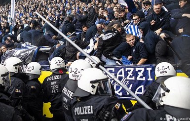 Массовая футбольная драка - фанаты подрались с полицией, пострадало 45 человек
