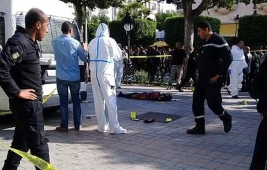 Во время теракта в Тунисе пострадали уже 15 человек