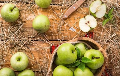 В Украине стремительно дешевеют яблоки, а огурцы - дорожают