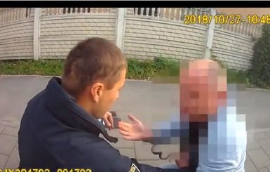 Во Львове водитель пытался съесть свои права и укусил полицейского