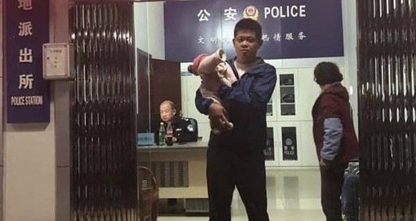 В Китае мужчина продал новорожденную дочь, потому что мечтал о сыне