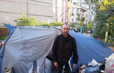 Выселенная семья живет в палатке во дворе киевской многоэтажки
