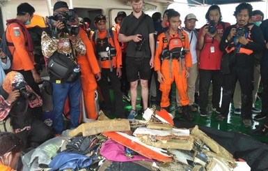 Найден черный ящик разбившегося в Индонезии пассажирского самолета