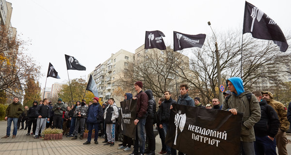 Активисты продолжают требовать отставки Виталия Трубарова под зданием Фонда госимущества