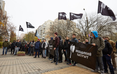 Активисты продолжают требовать отставки Виталия Трубарова под зданием Фонда госимущества