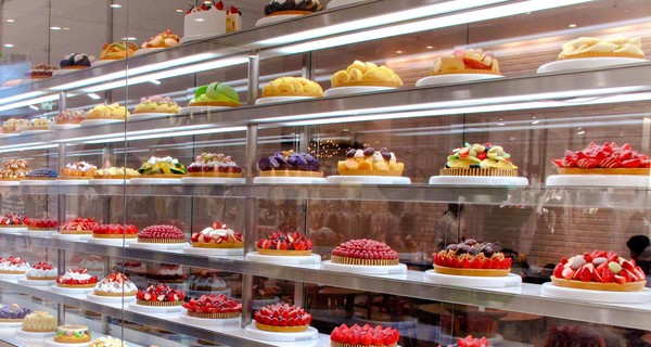 В Киеве появилась банда, отбирающая у прохожих торты