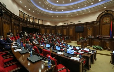 Досрочные выборы в Армении назначили на 9 декабря