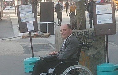 В Париже водитель автобуса высадил всех пассажиров ради мужчины в инвалидной коляске