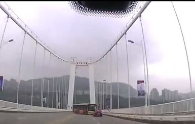 В Китае автобус упал с моста из-за набросившейся на водителя женщины