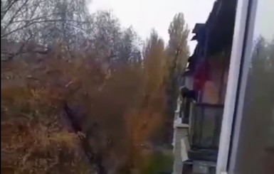 В Киеве мужчина бросал из окна вещи, кричал и пытался поджечь балкон